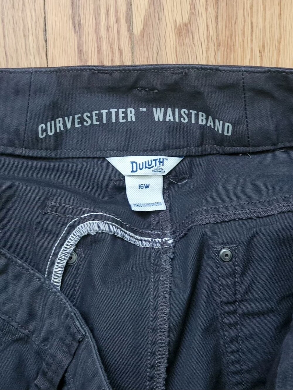 Duluth Trading Co. Dark Gray Cargo Shorts Curvesetter Waistband Size 16W - Picture 2 of 4
